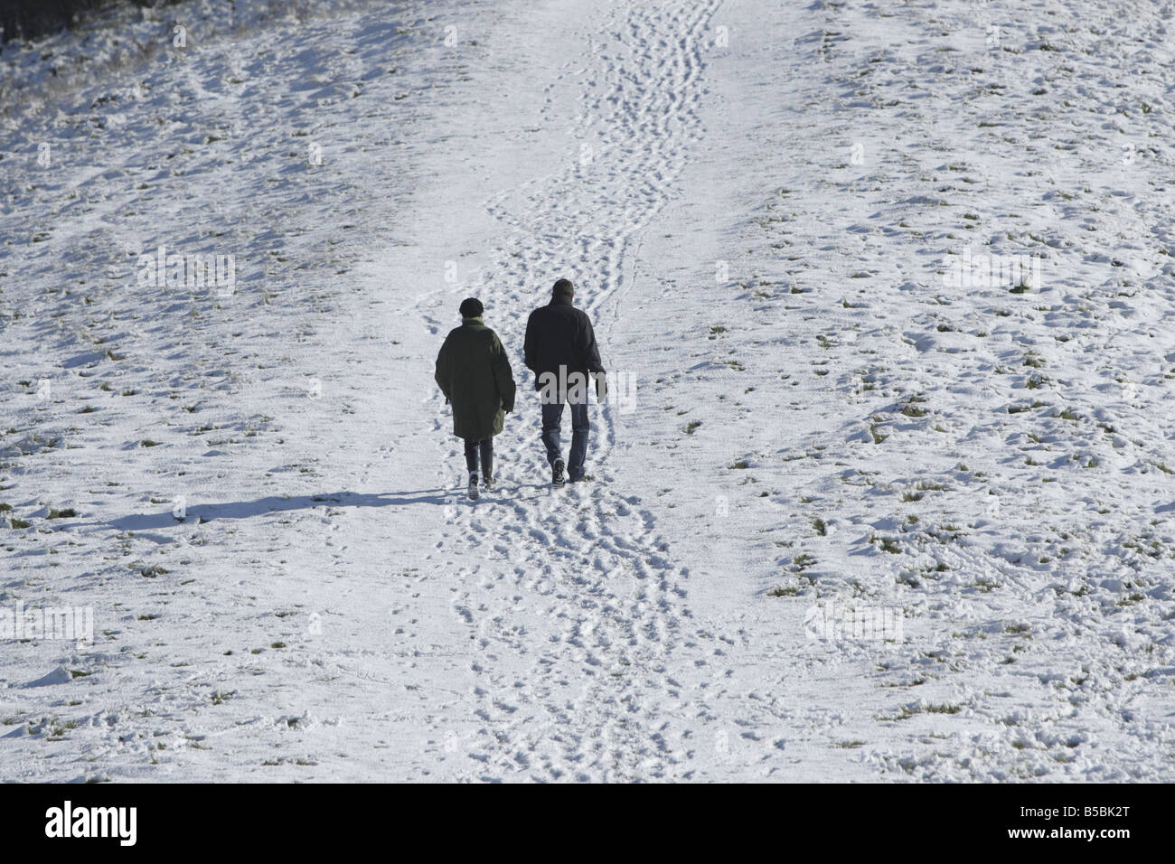 Ramblers walking along the Icknield way in the snow Stock Photo