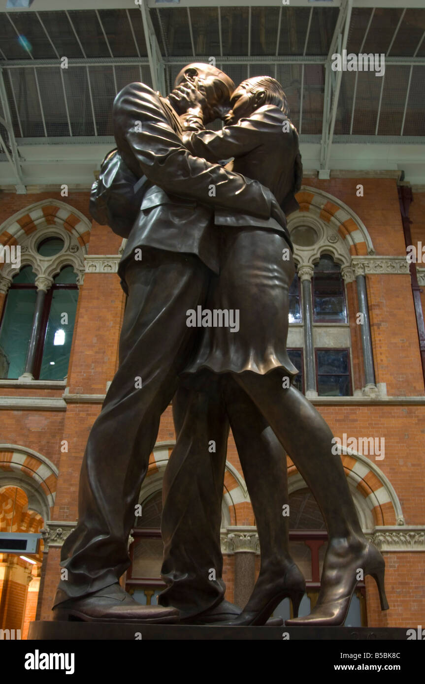 The Meeting Place statue, 9m high bronze statue of a couple, sculptor Paul Day, St. Pancras station, London, England, UK Stock Photo