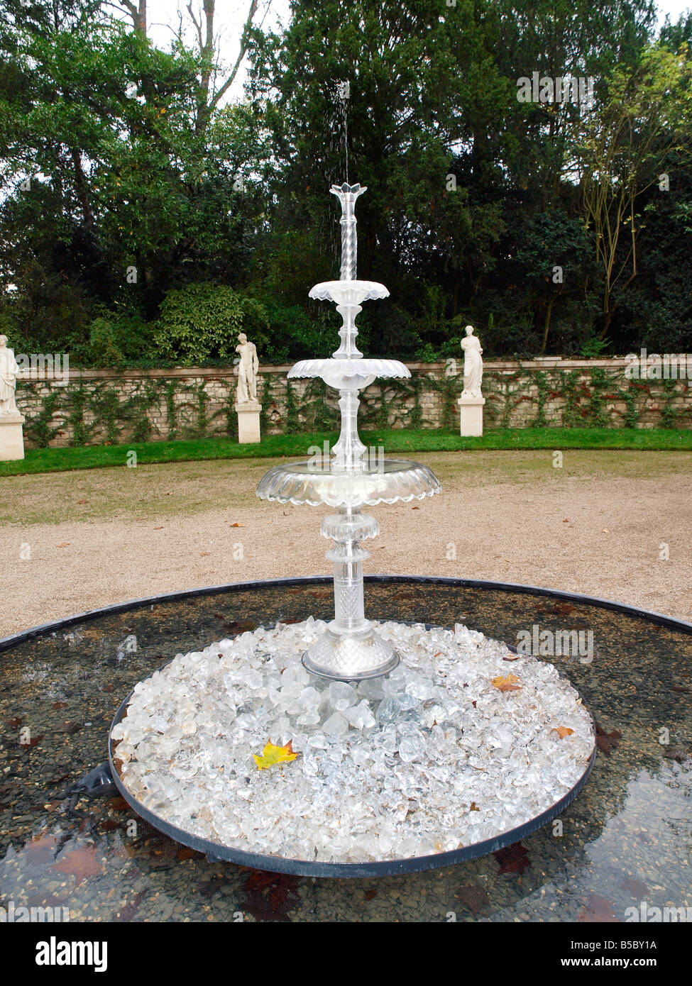 Jardins de Cristal Parc de Bagatelle Paris, Fontaine du Maharadjah by Saint- Louis Stock Photo - Alamy