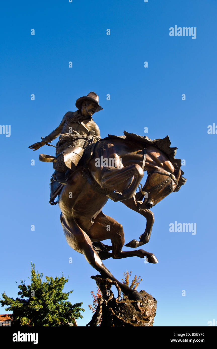 Bronze sculpture Attitude Adjustment by Austin Barton in front of City Hall in Joseph Oregon Stock Photo