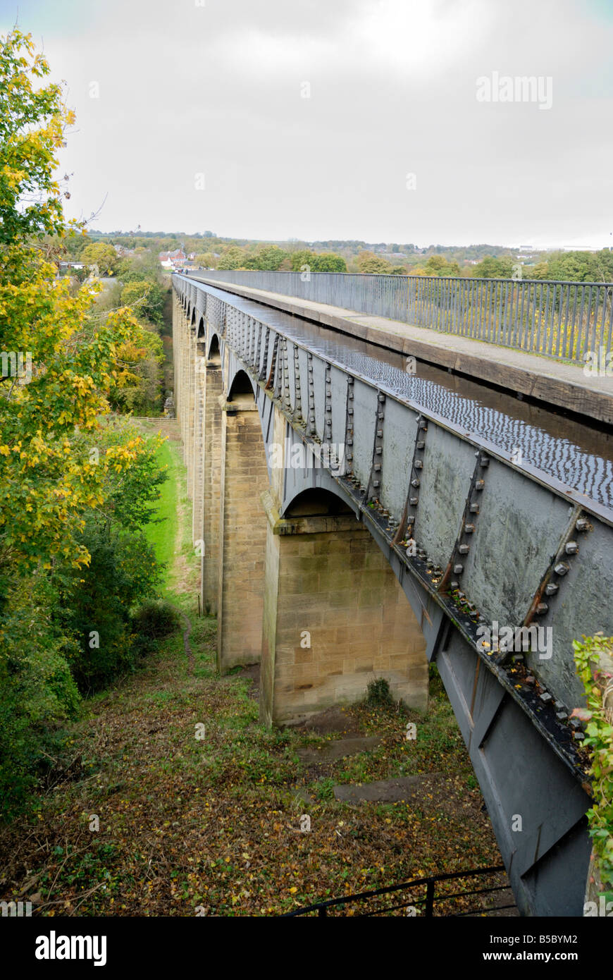 Thomas Telford s Pontcysyllte Aqueduct carrying the Llangollen Canal