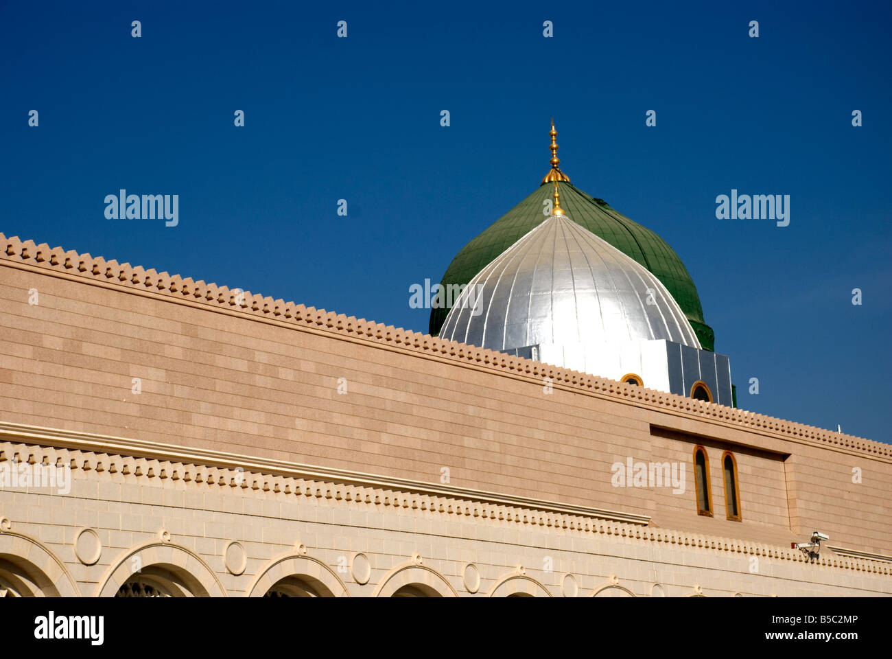 The green dome of Masjid al Nabawi in Madinah Saudi Arabia Stock Photo