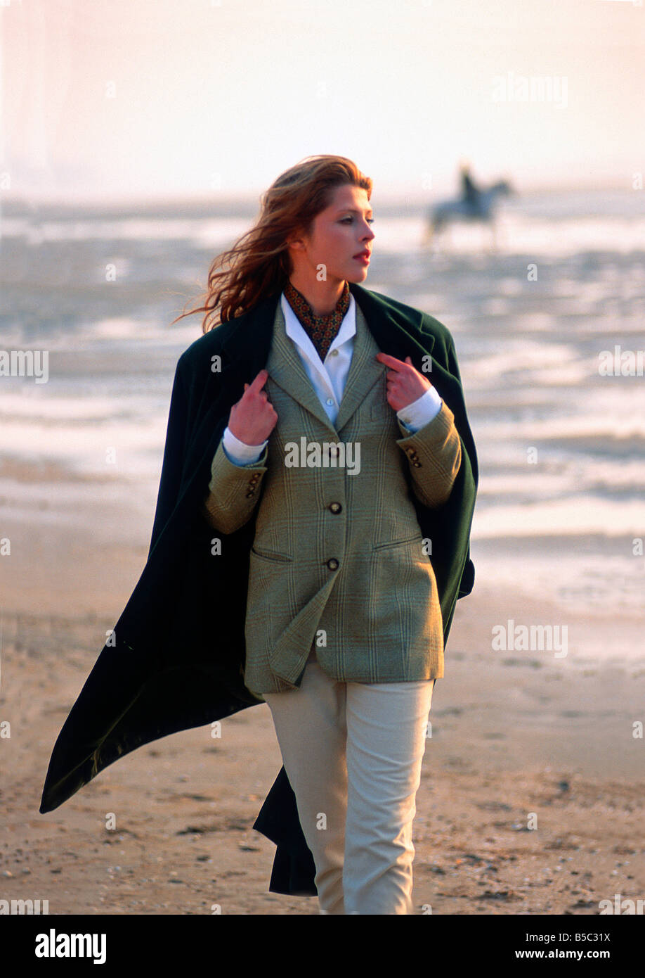 Set woman beach hi-res stock photography and images - Alamy
