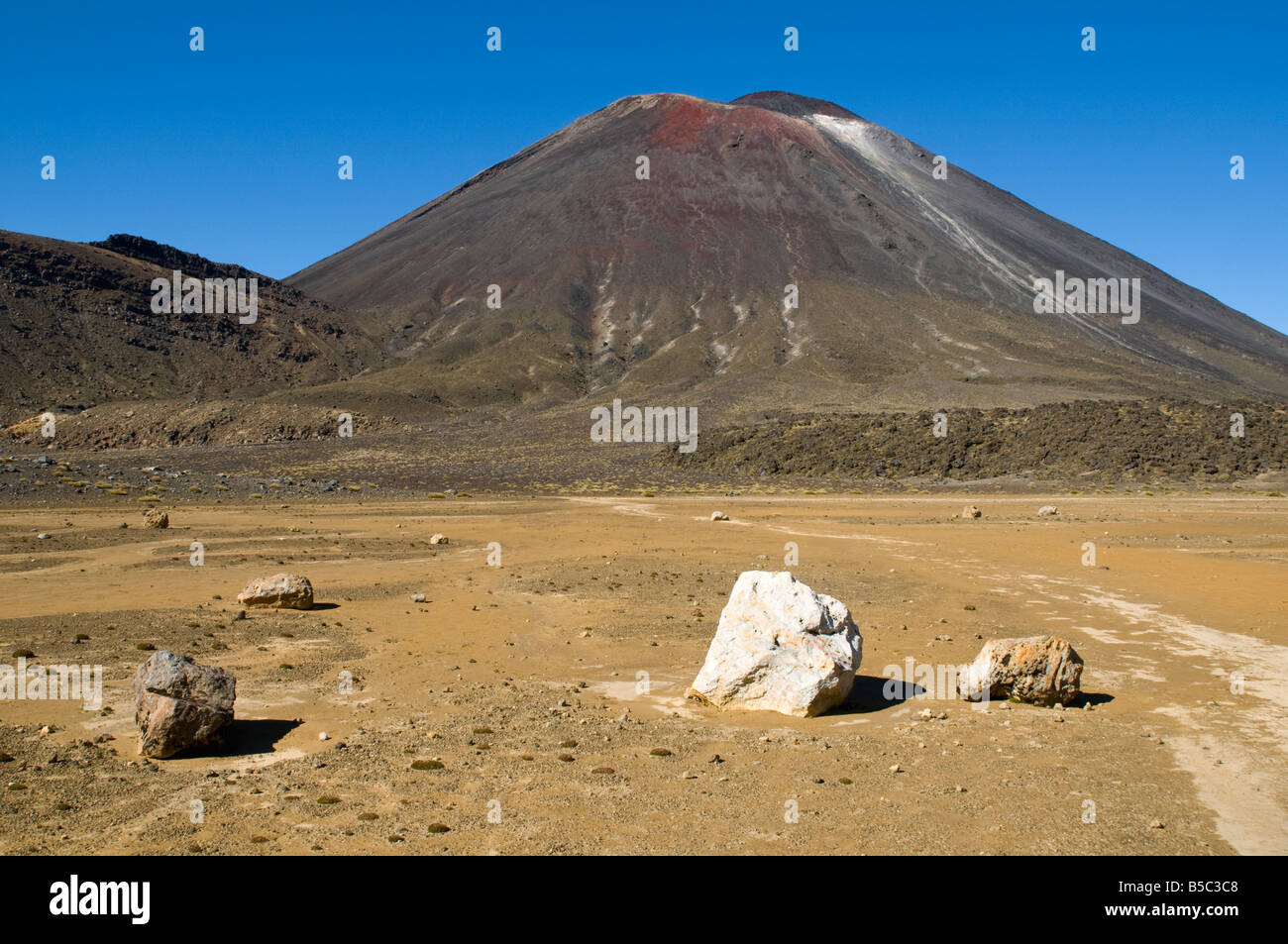 North island new zealand volcano hi-res stock photography and images