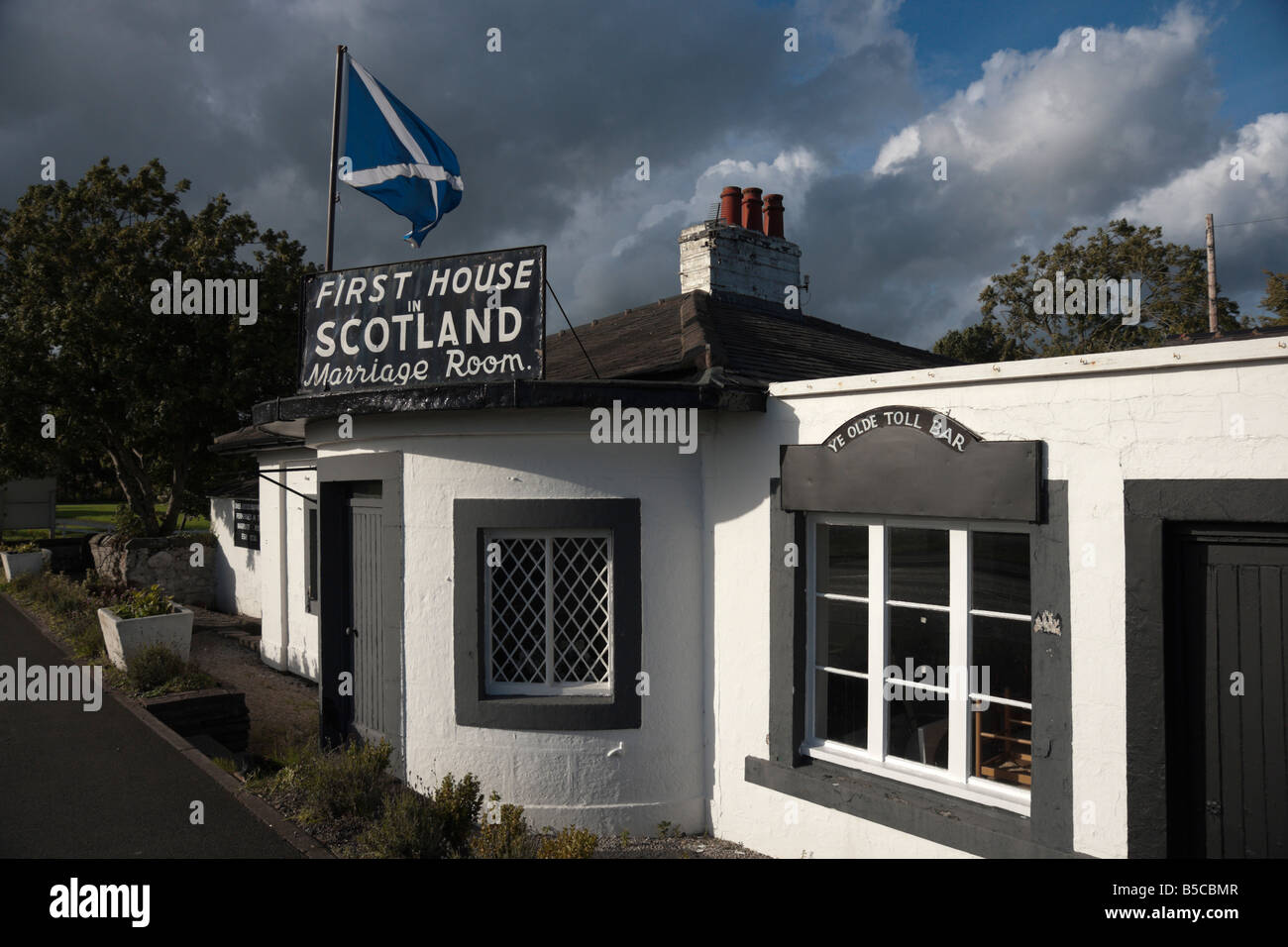 Gretna Green Marriage House with Scots Saltire flag flying 1st and last house in Scotland Stock Photo