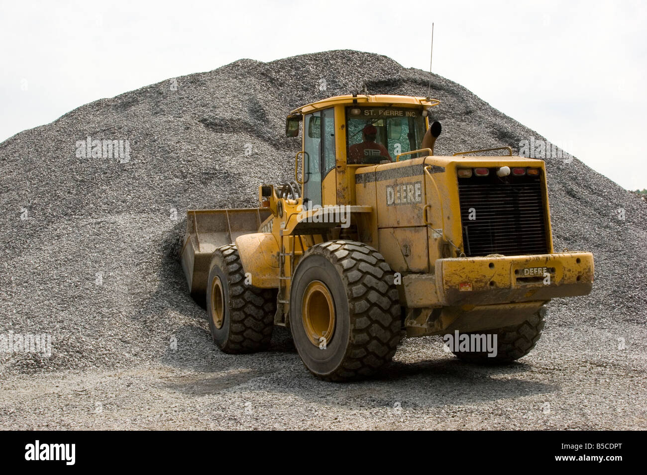 John Deere bulldozer, wheel loader 744H scoops up a bucket full of gravel Stock Photo Alamy