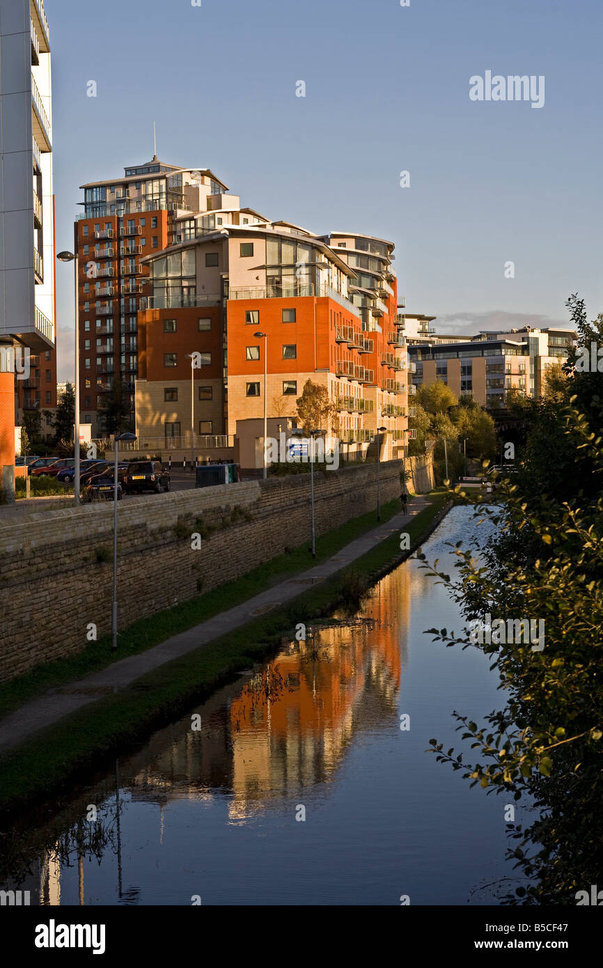 Apartments in Leeds overlooking the Leeds & Liverpool Canal Stock Photo