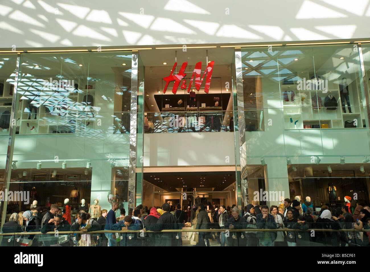 Shopping centre uk busy hi-res stock photography and images - Alamy