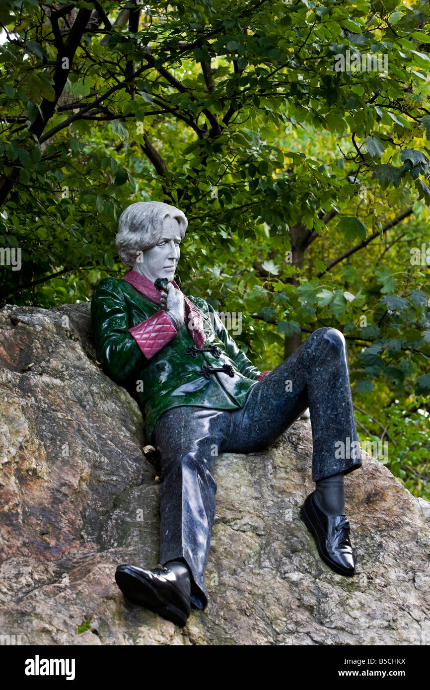 Statue of Oscar Wilde in Dublin's Merrion Square Stock Photo