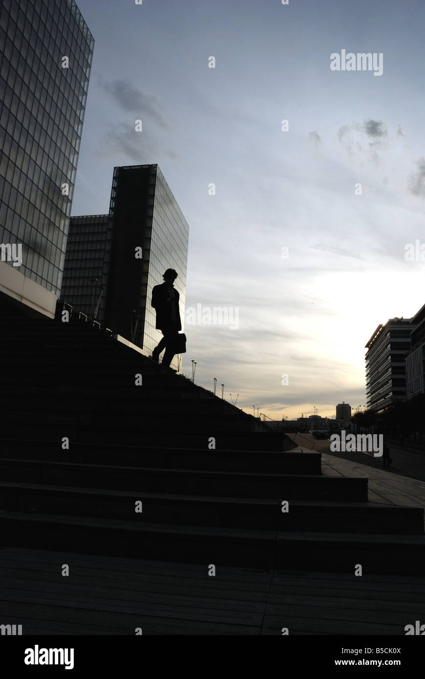 Paris, Bibilotheque Nationale de France, homme en contre-jour descendant  les escaliers Stock Photo