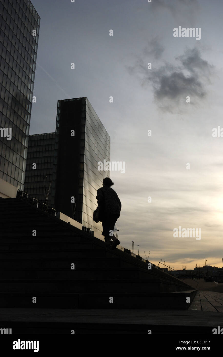 Paris, Bibilotheque Nationale de France, femme en contre-jour montant les escaliers vers les tours Stock Photo