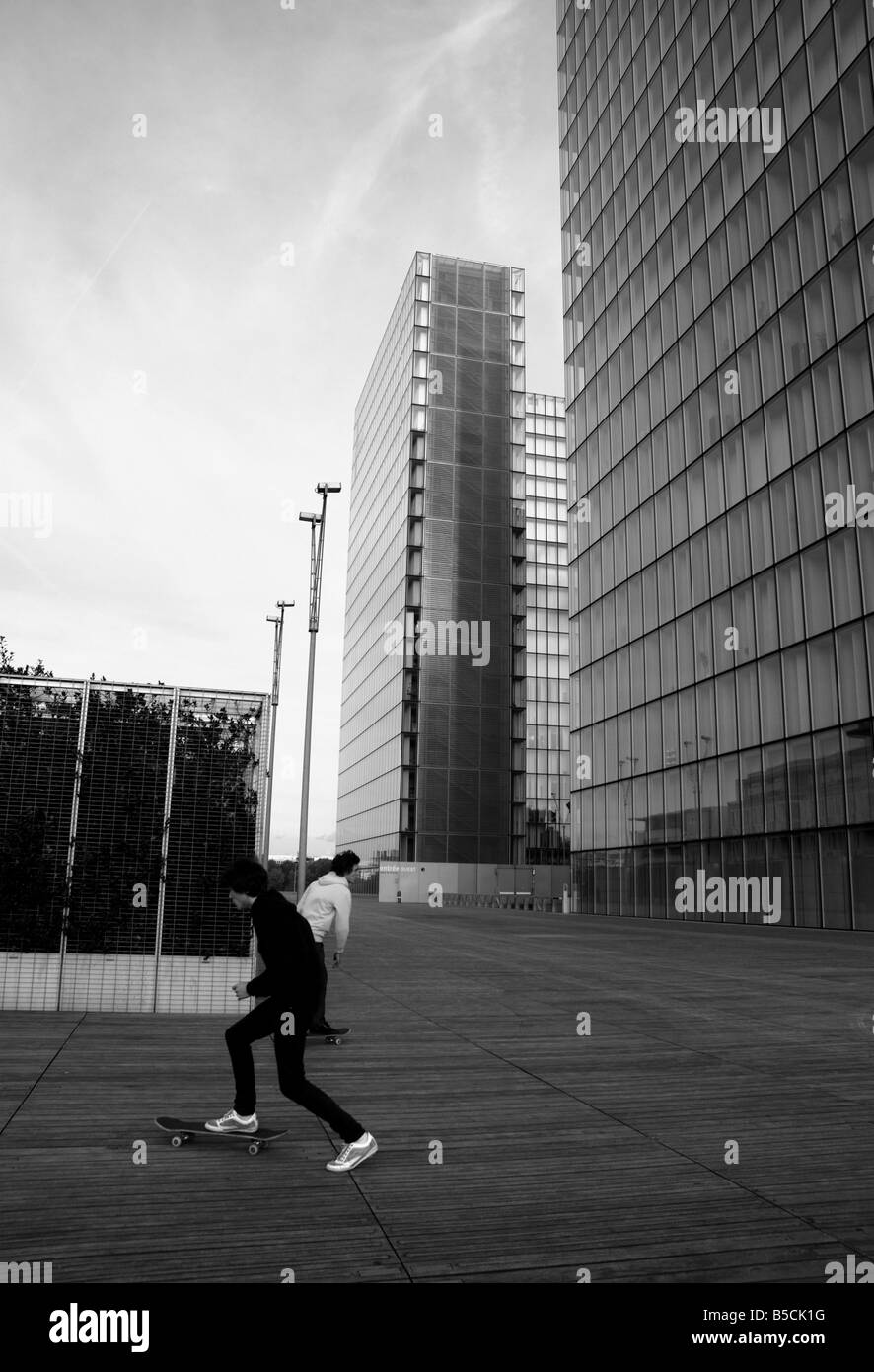 Paris, Bibliotheques Nationale, deux jeunes skaters sur l'esplanade entre les tours Stock Photo