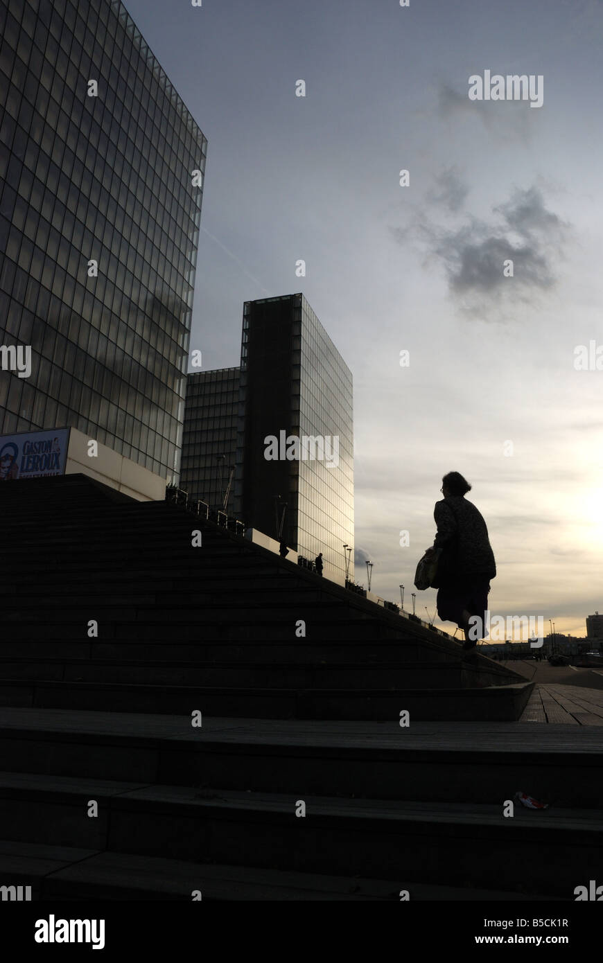 Paris, Bibilotheque Nationale de France, femme en contre-jour montant les escaliers vers les tours Stock Photo