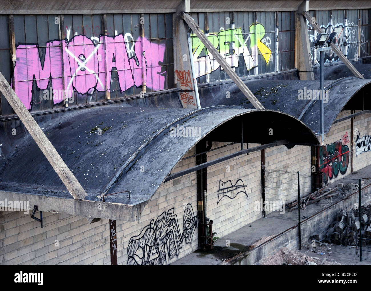Paris graffiti tags hi-res stock photography and images - Alamy