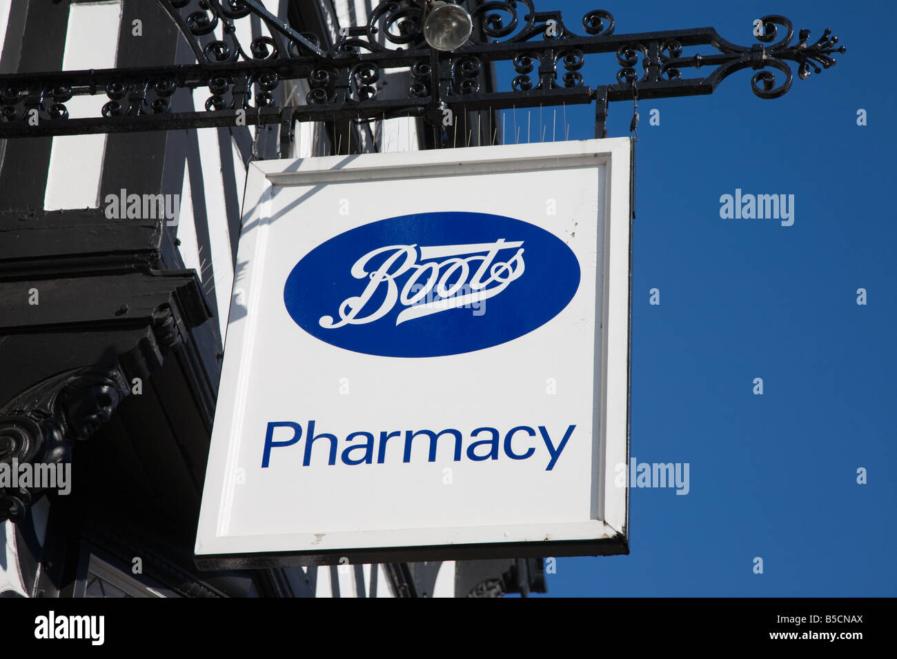 Hanging shop sign hires stock photography and images Alamy