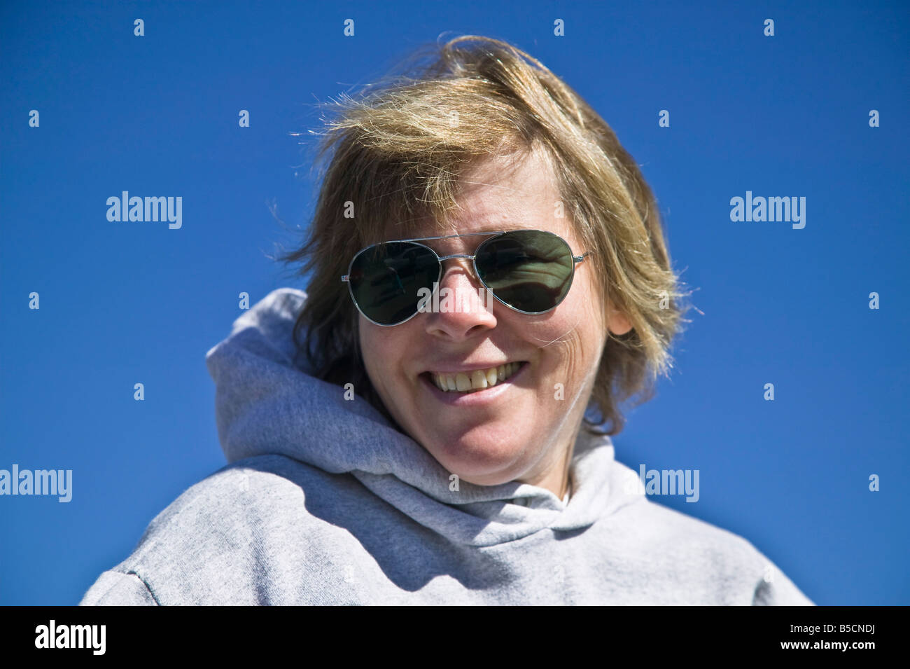 Lady wearing sunglasses hi-res stock photography and images - Alamy