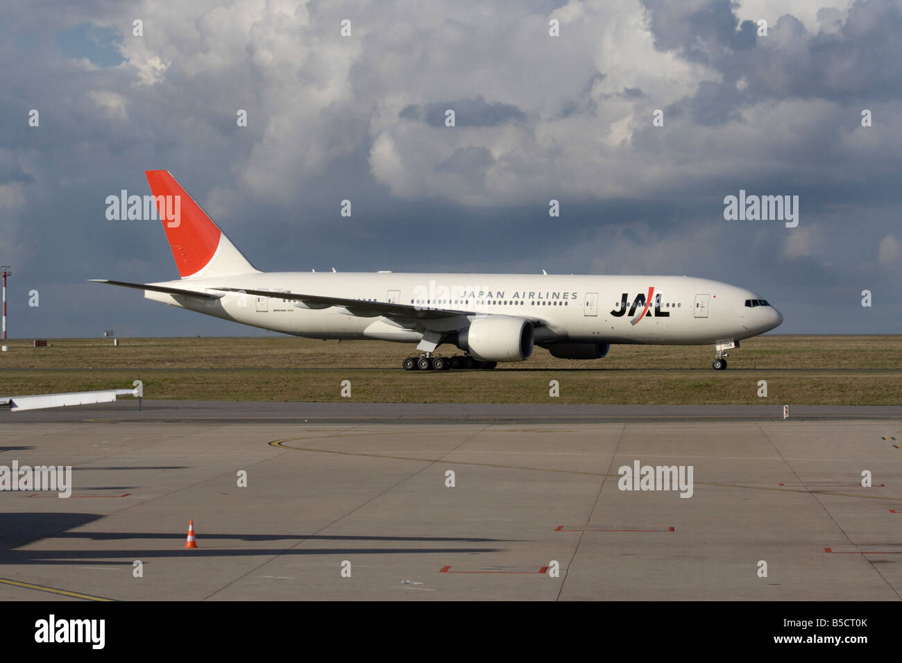 Japan Airlines Boeing 777-200ER on arrival at Paris Charles de Gaulle Airport Stock Photo
