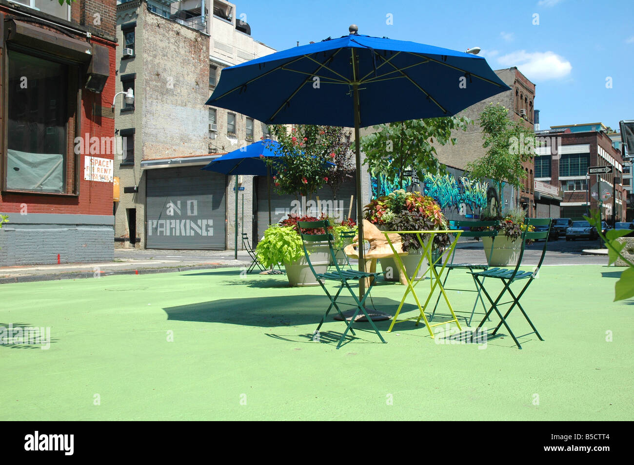 an outdoor cafe in dumbo brooklyn situated on a center island in the middle of converging streets in an industrial area Stock Photo