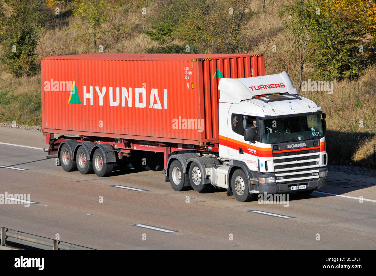 M25 motorway articulated container lorry raised third axle Stock Photo