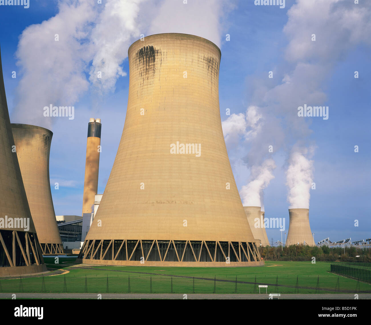 Cooling towers at the Drax Power Station in North Yorkshire England R Rainford Stock Photo