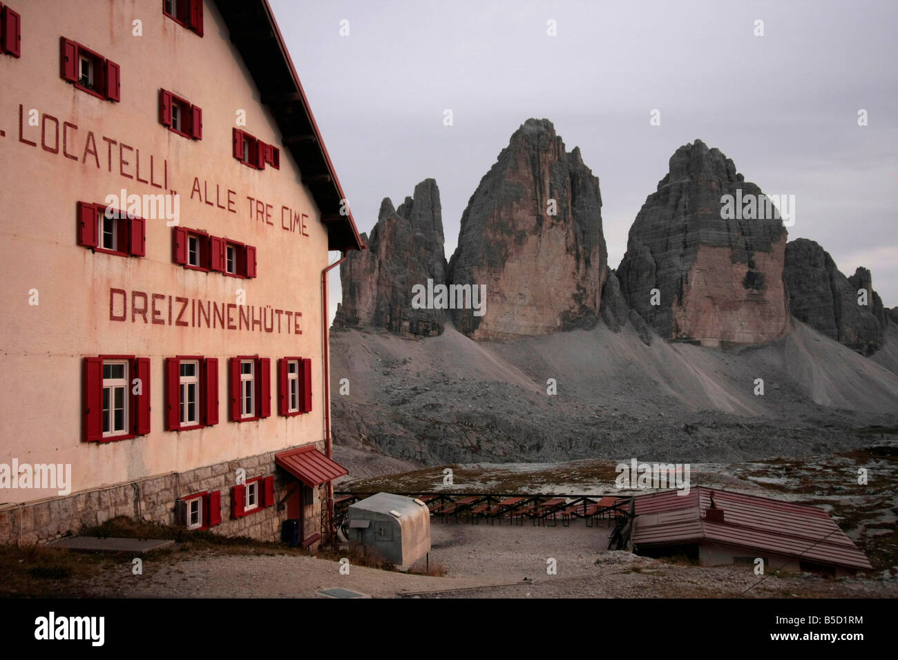 the alpine hut Locatelli Rifugio Locatelli and the Tre Cime di Lavaredo or three peaks of Lavaredo near Toblach in northeastern Stock Photo