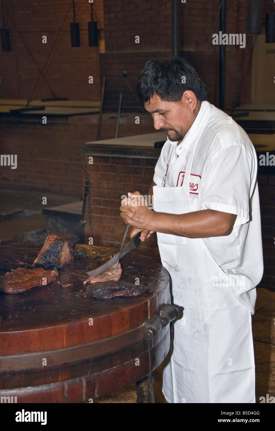 Texas Lockhart Kreuz Market barbecue smoked meat restaurant cutting beef brisket Stock Photo