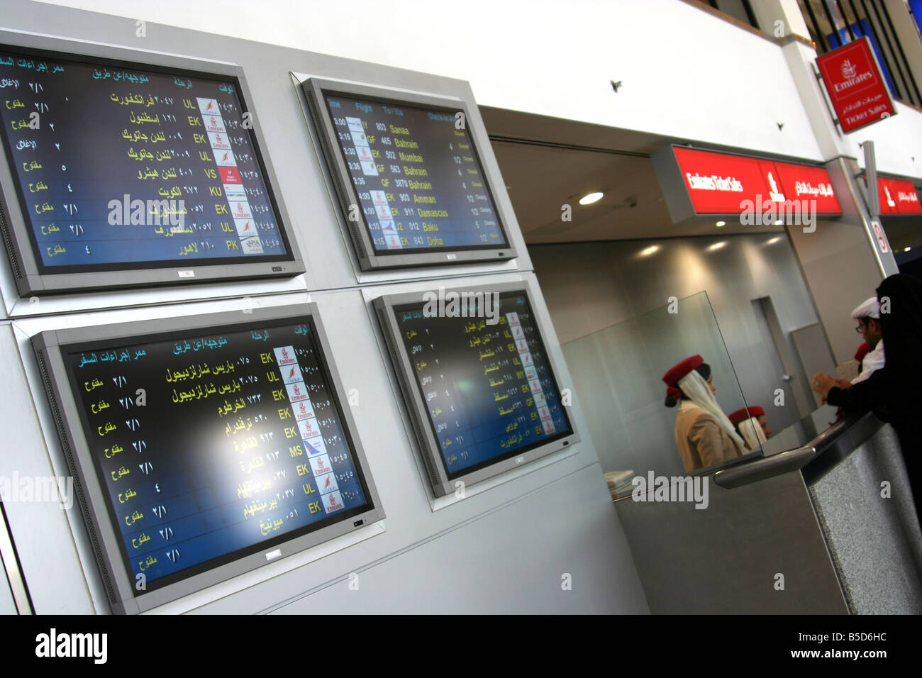 flight information screen monitors dubai airport Stock Photo Alamy
