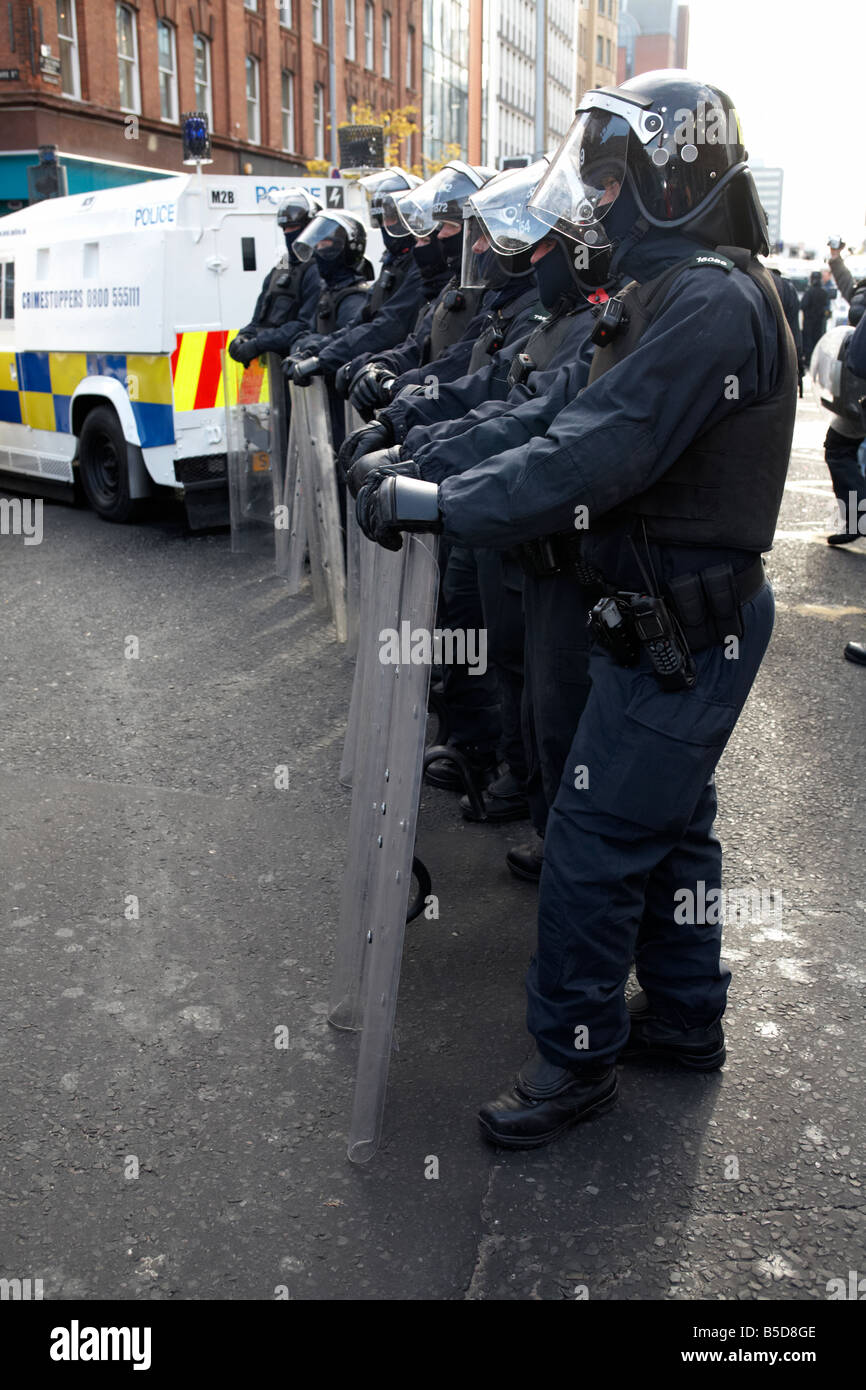 Psni riot police officers line hi-res stock photography and images - Alamy