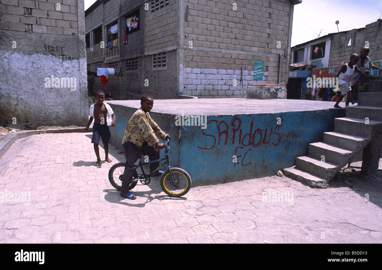 Street life in the middle of the St Martin bidonville or slum in Port