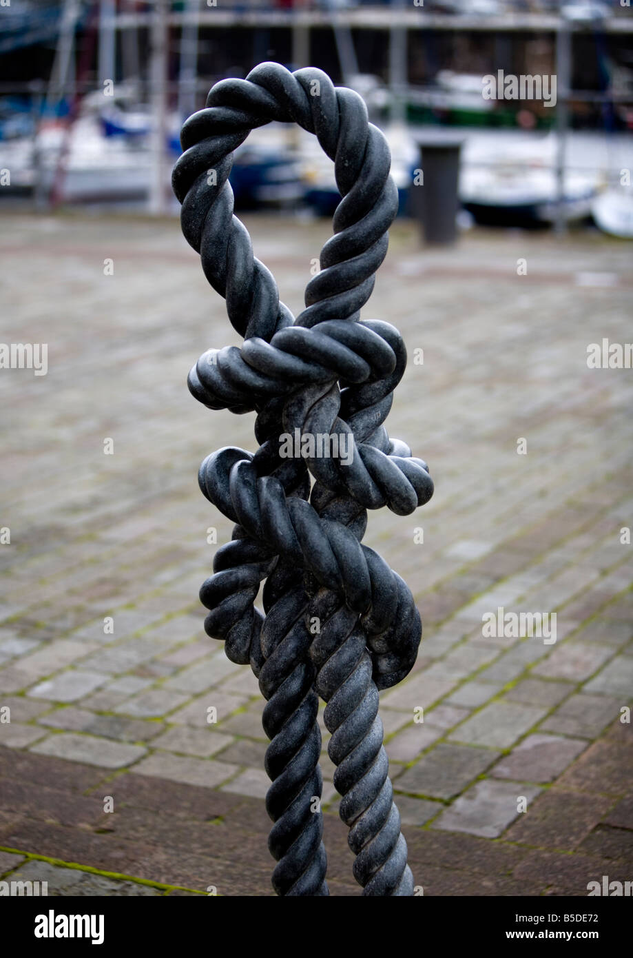 fishermans loop knot bronze statue dock wall Whitehaven Cumbria rope demonstration Stock Photo