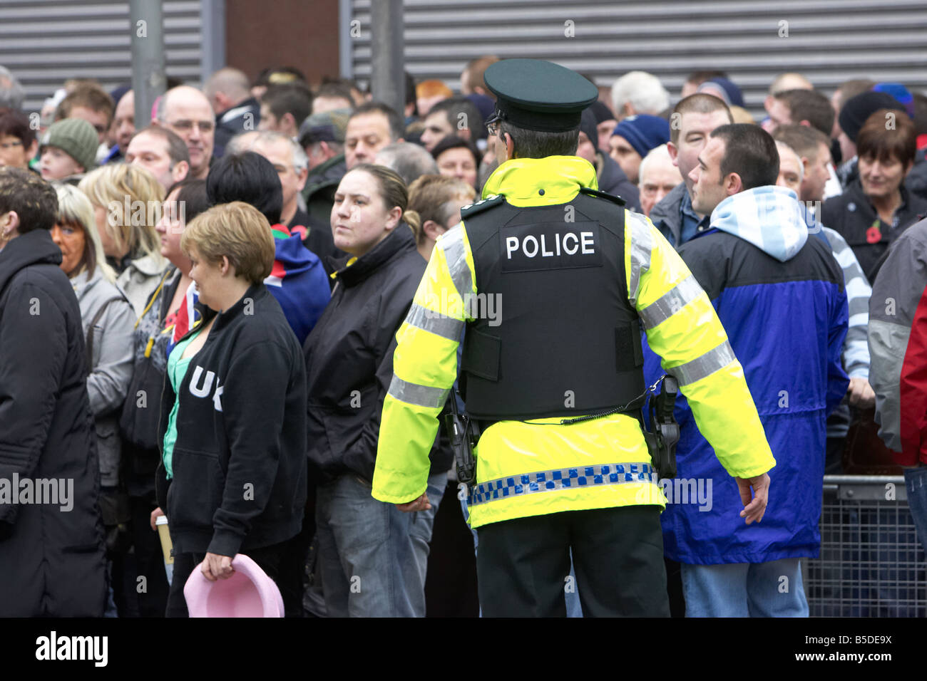 PSNI Police Service of Northern Ireland officer in bullletproof vest and hivis coat crowd control Stock Photo