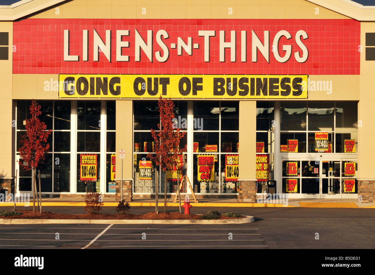 Linens n and Things retail store going out of business sale with signs and banner Stock Photo