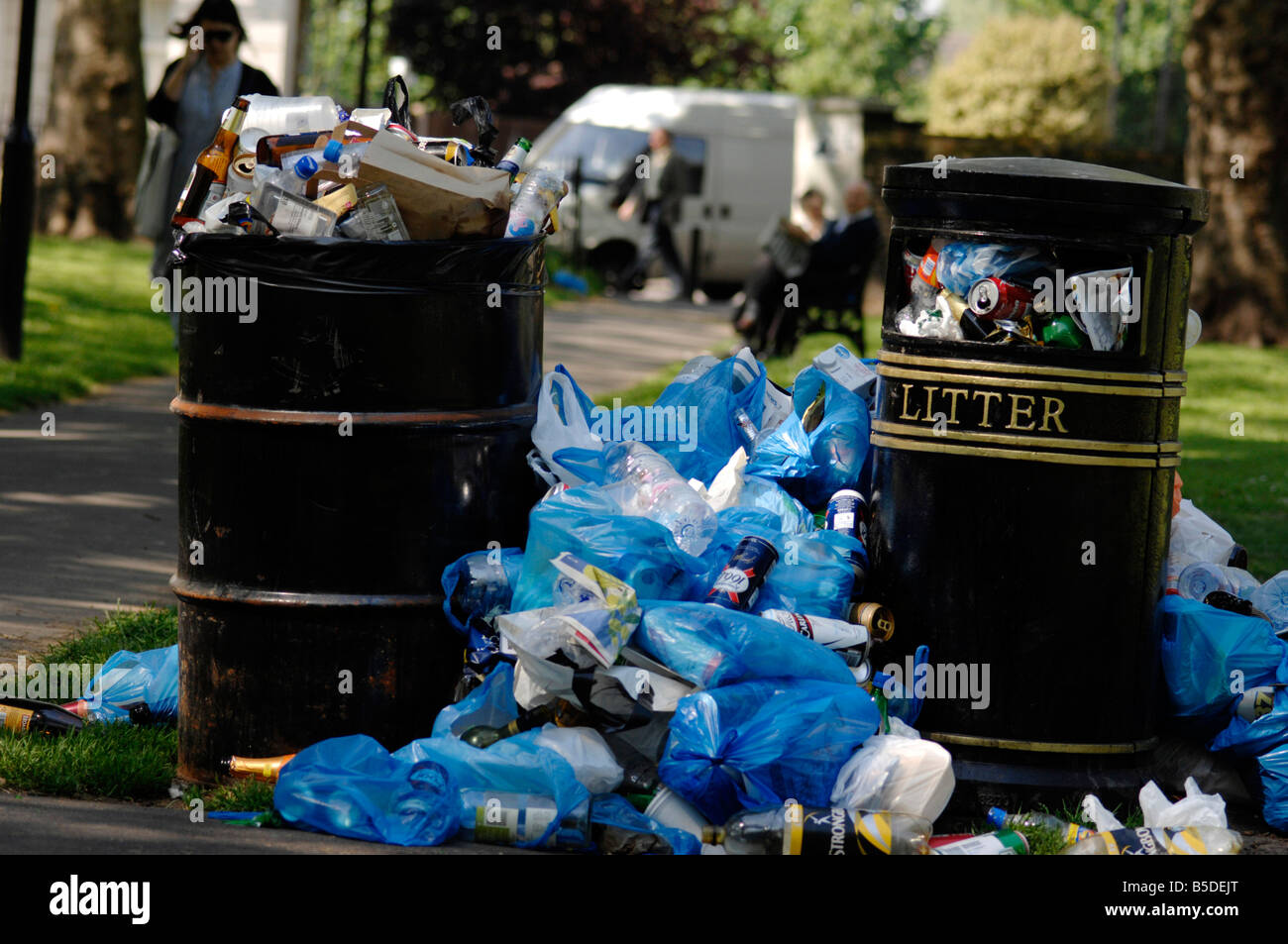 London park bins hi-res stock photography and images - Alamy