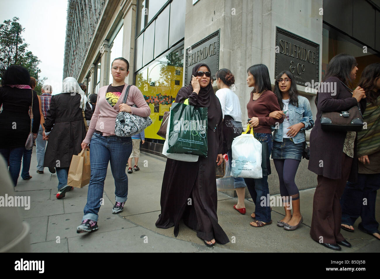 Muslim woman veiled uk hi-res stock photography and images - Alamy