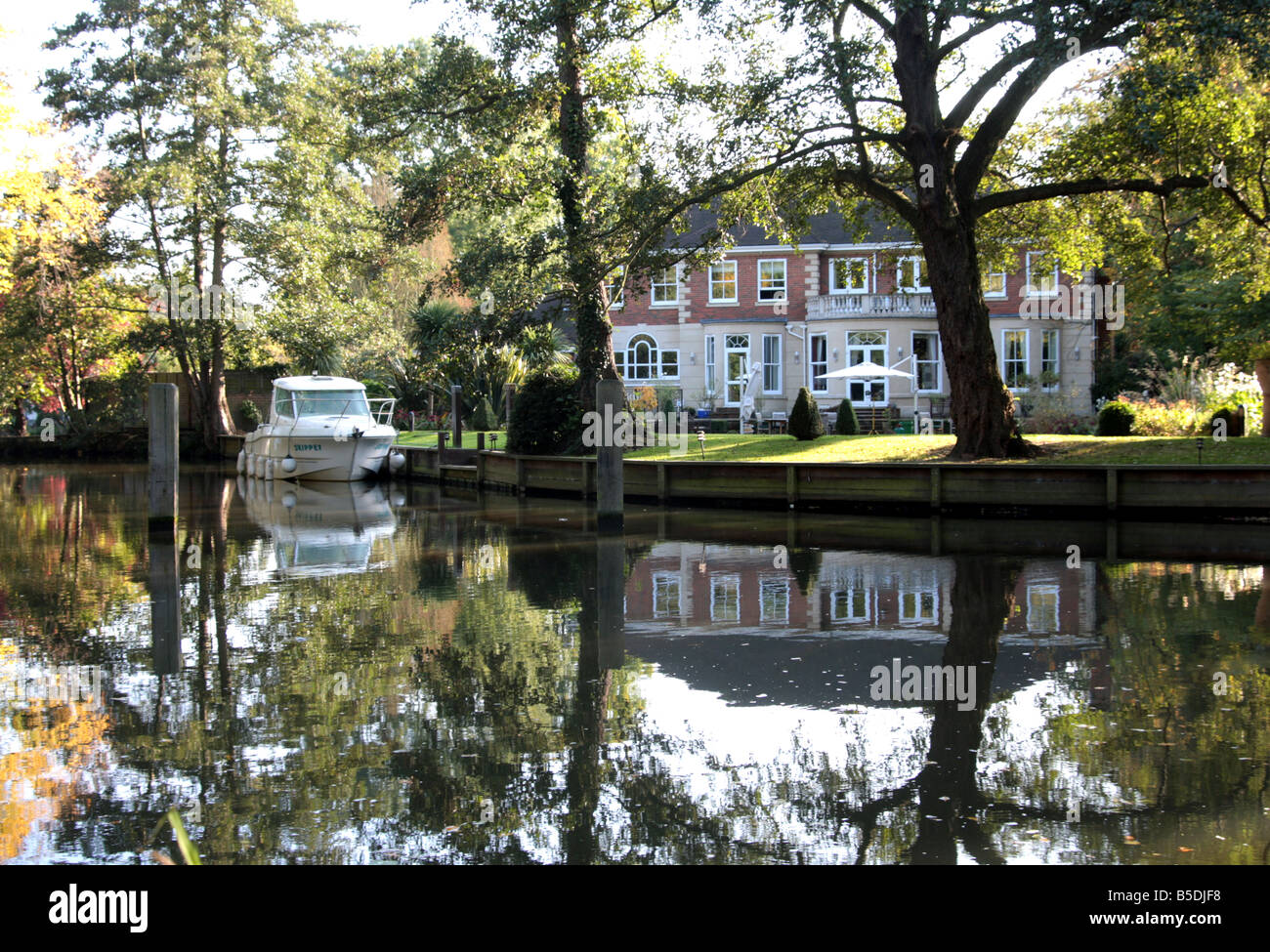house river 'river wey' weybridge surrey flood meadow reflection calm peace grand mansion Stock