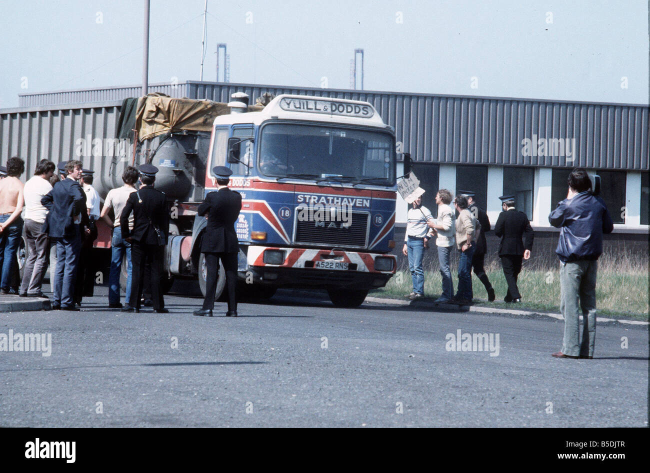 Picket line during miners strike 1984 at Ravenscraig steel works yuill