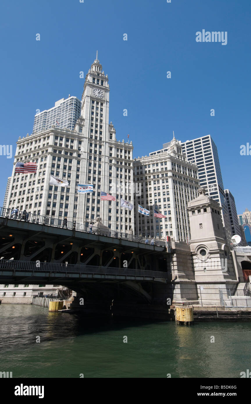Bridge over the Chicago River with the Wrigley Building in background ...