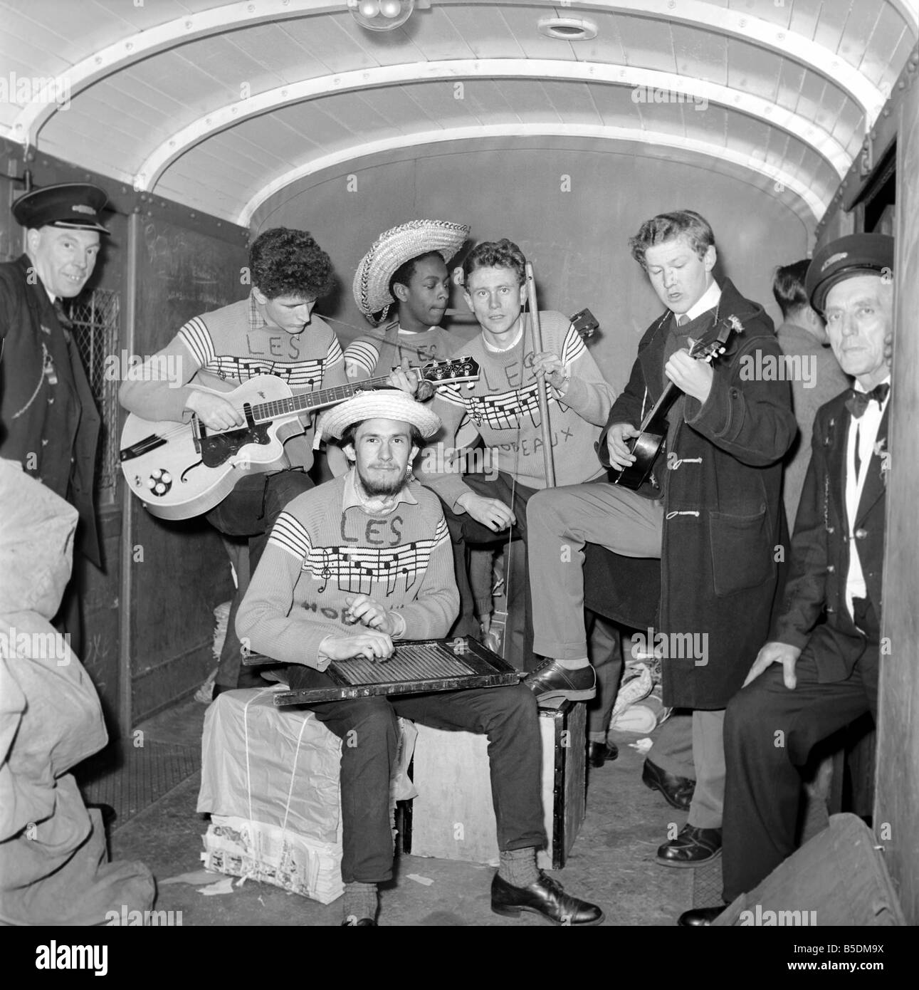 Les Hobeaux Skiffle group seen here performing on the train  to Hastings. May 1957 Stock Photo