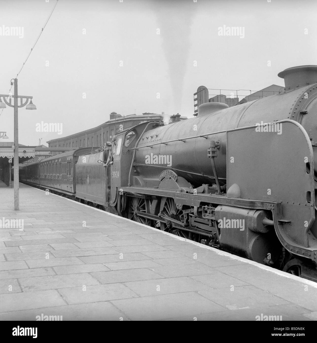 The Hailey Bury express steam train pulls in to Hastings station. May 1957 A380a-001 Stock Photo