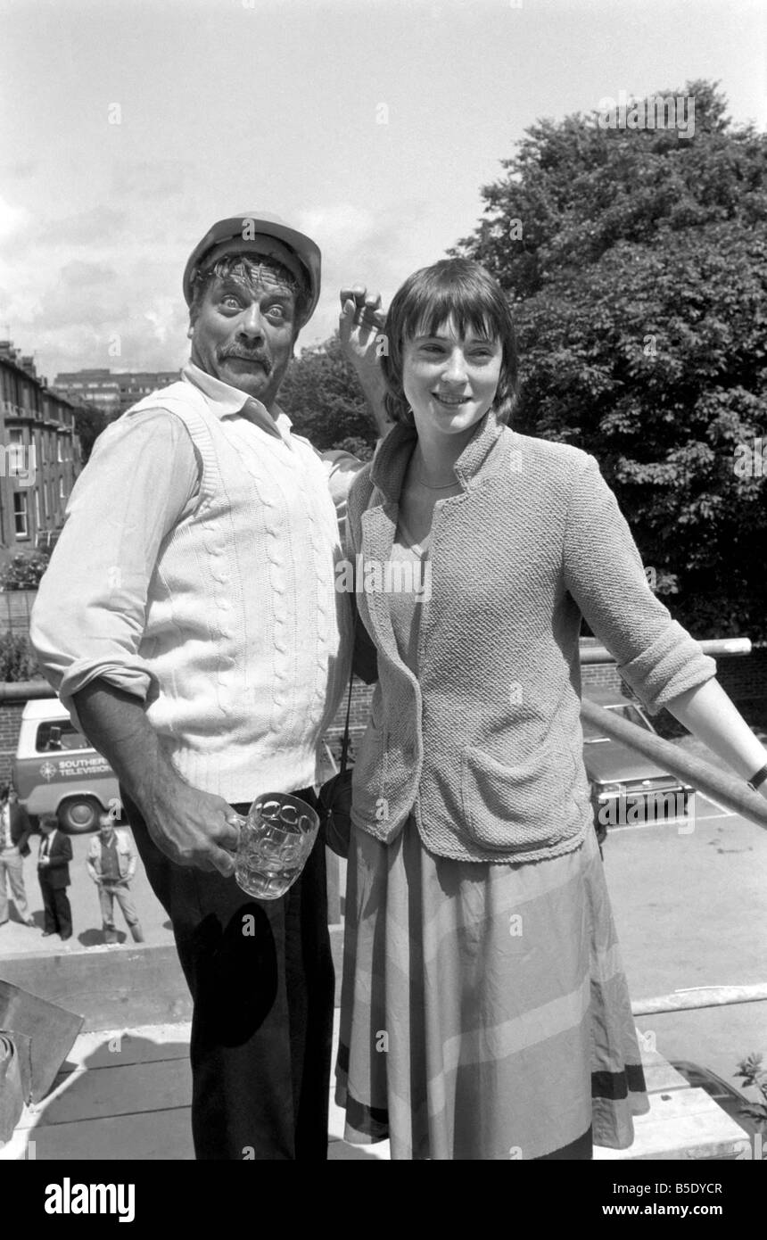 Entertainment. Film Actor: Actor Oliver Reed, today (Friday) ±tops out¯ a  property project to be carried out by his company Ace Stock Photo - Alamy