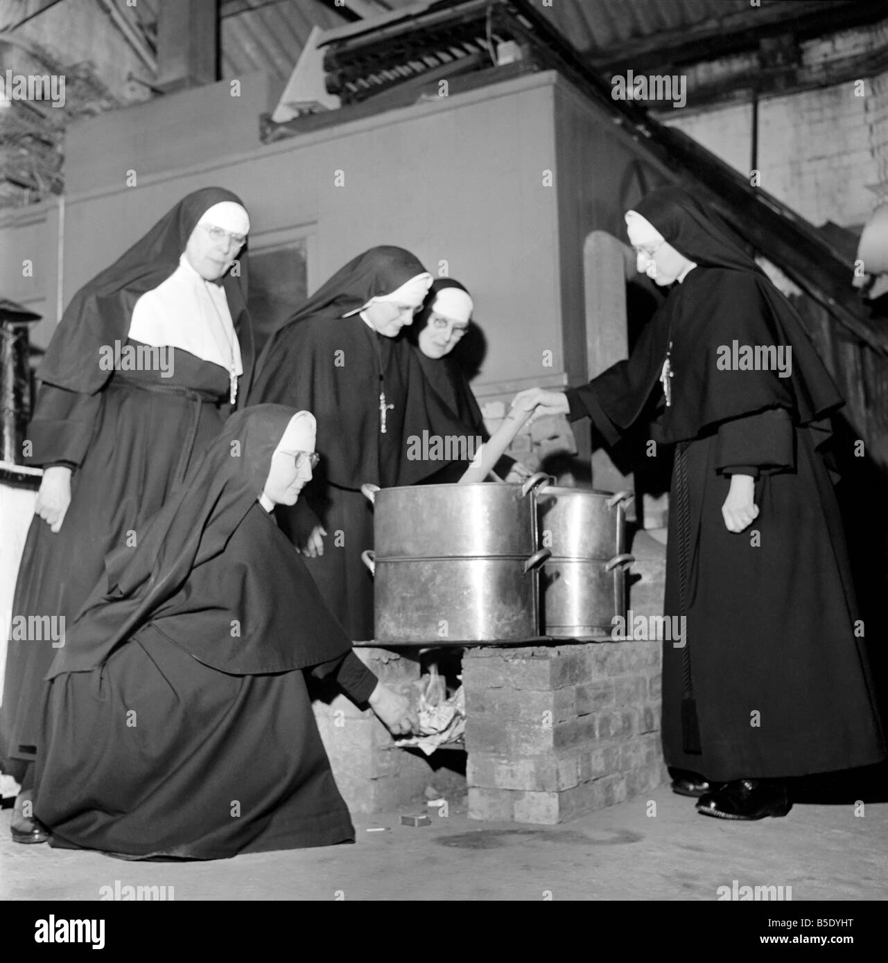 The Nuns at the Convent of Santa Maria Luton, have formed their own civil defence group which is prepared to swing into relief and rescue action in the event of an emergency. The local civil defence and W.V.S. organisations have been instructing them in the use of field cookers. January 1957 Stock Photo