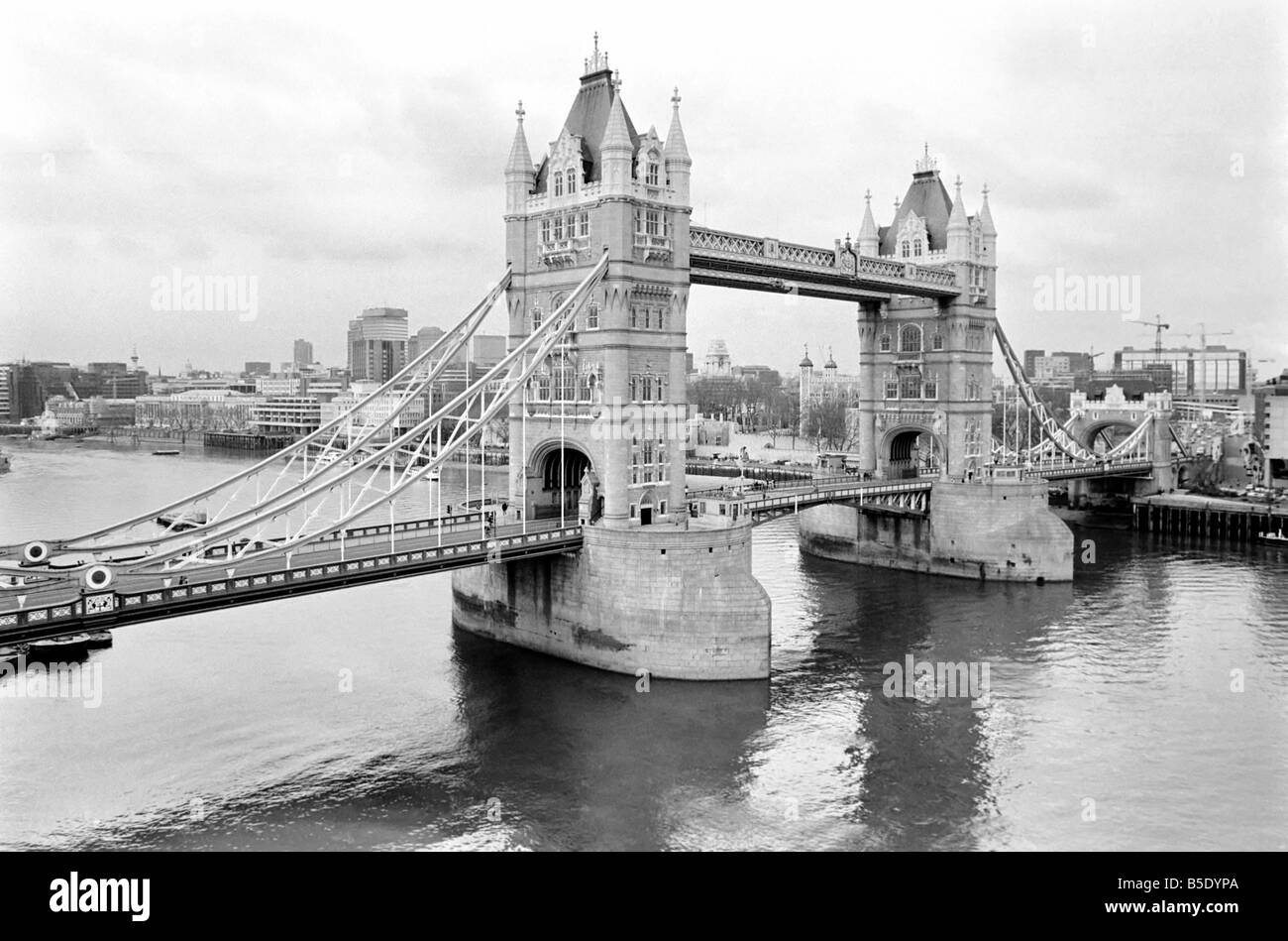 London Places: Tower Bridge. February 1987 Stock Photo - Alamy