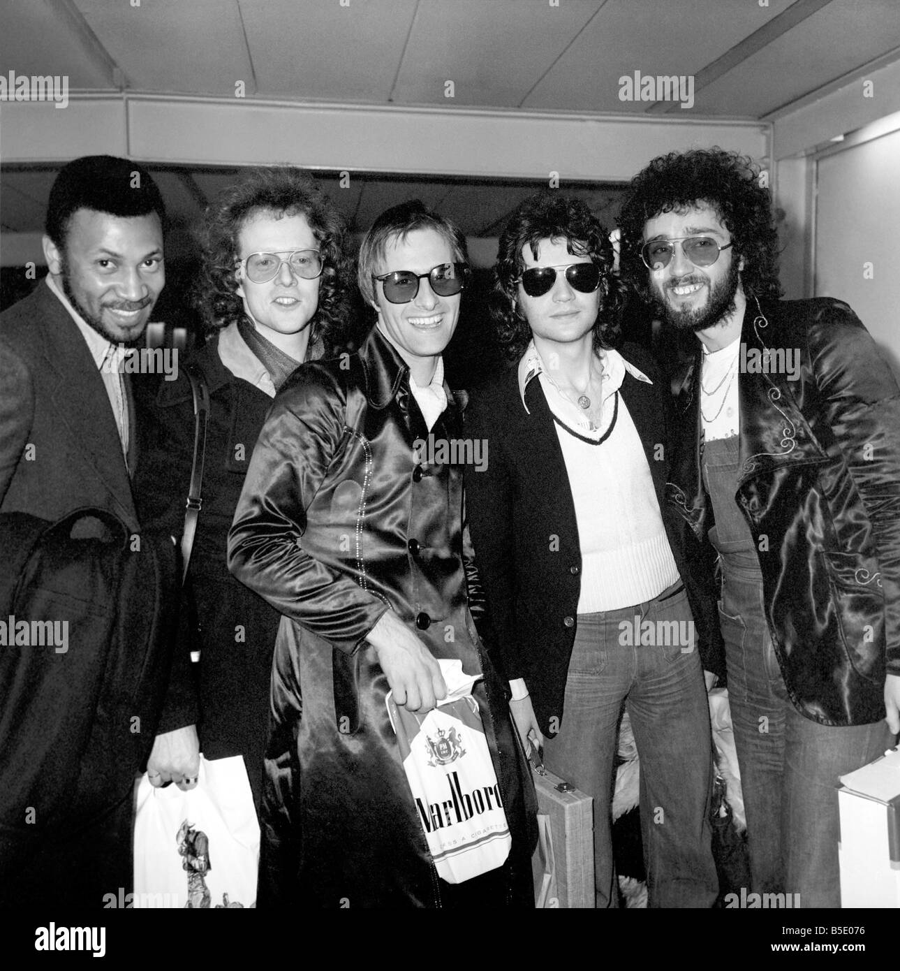 Steve Harley 3rd left and Cockney Rebel Seen here at London Airport arriving back from New York Stock Photo