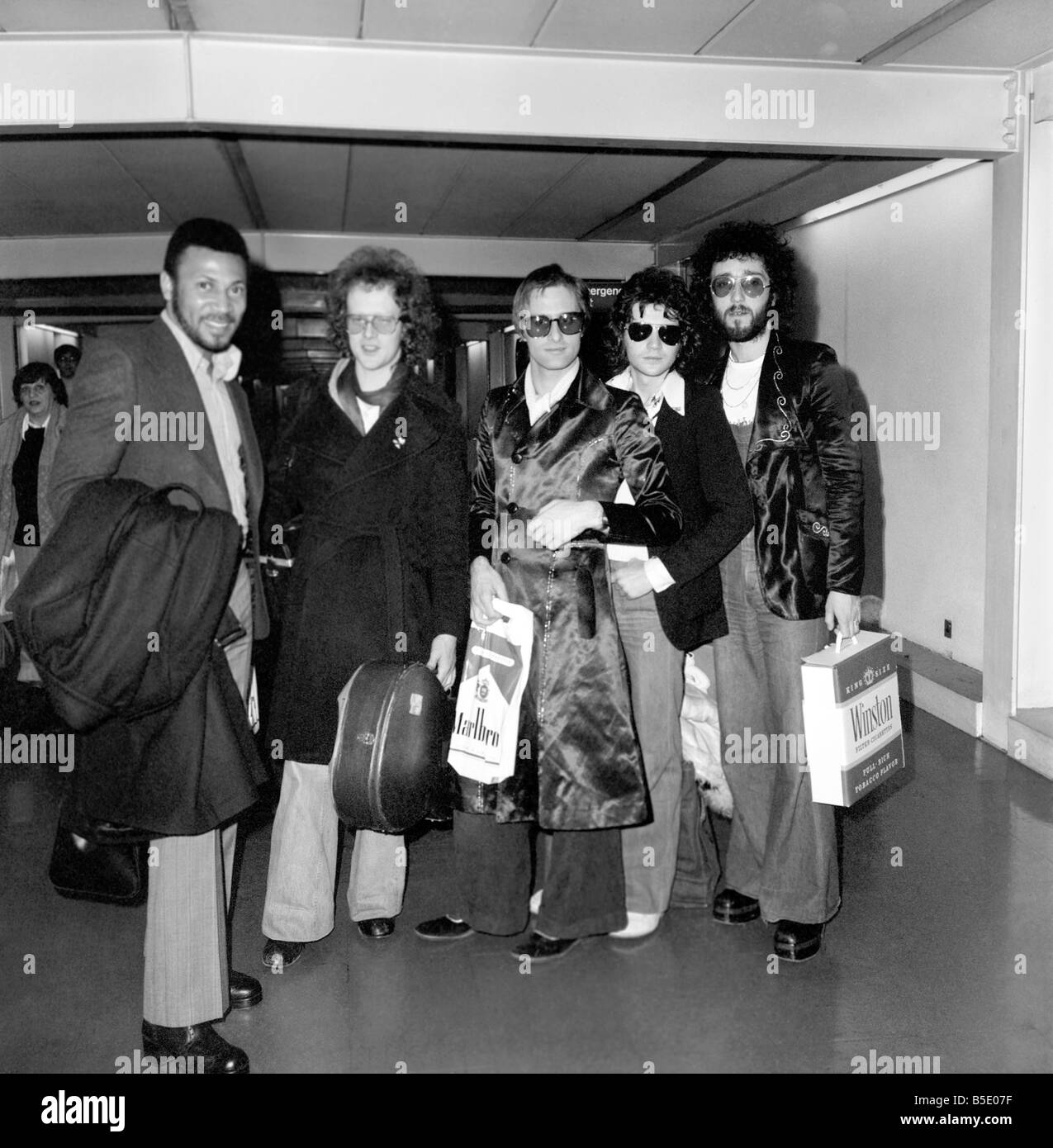 Steve Harley  (3rd left) and Cockney Rebel. Seen here at London Airport arriving back from New York. Stock Photo