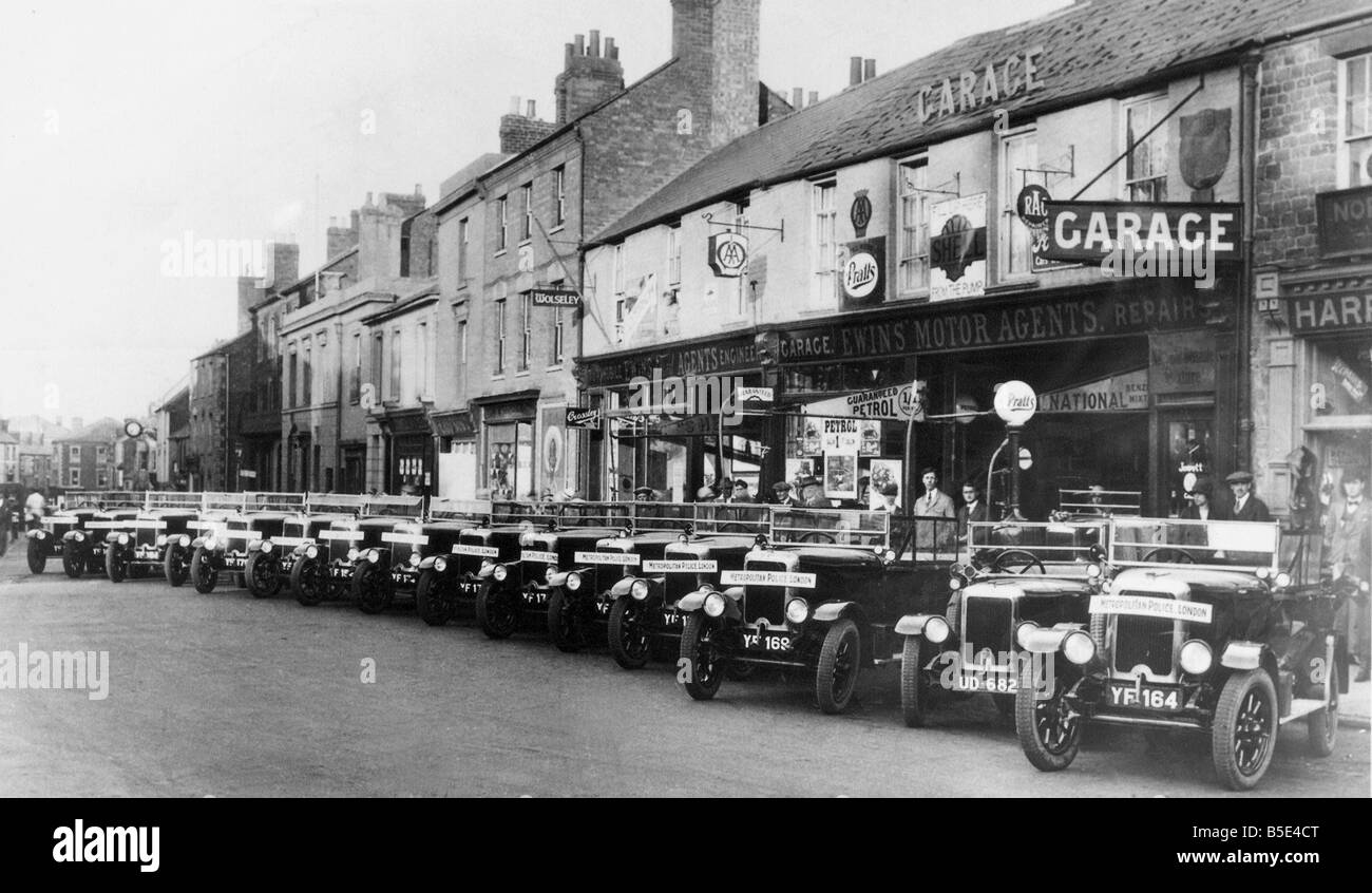 Metropolitian police OPS on parade in 1919 a line up of Crossleys and Jowetts police cars Stock Photo