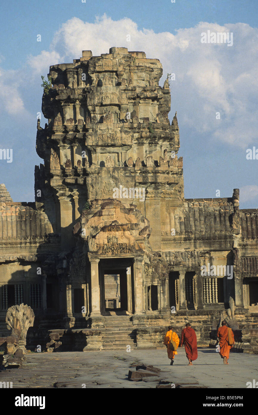 Elk133 1770 Cambodia Angkor Wat temple with three Buddhist monks UNESCO World Heritage site Stock Photo