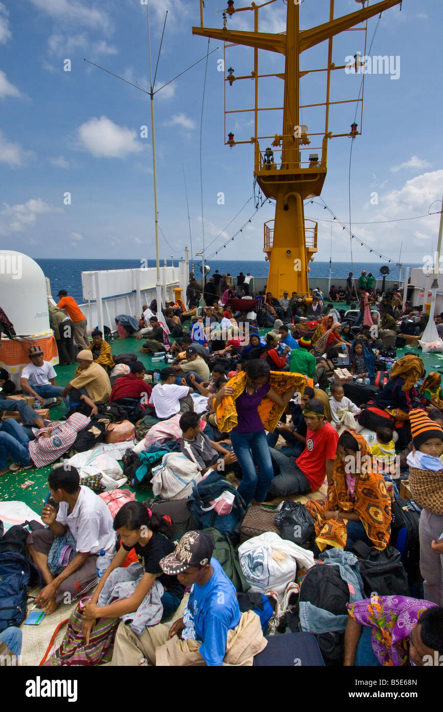 Passengers on top overcrowded hires stock