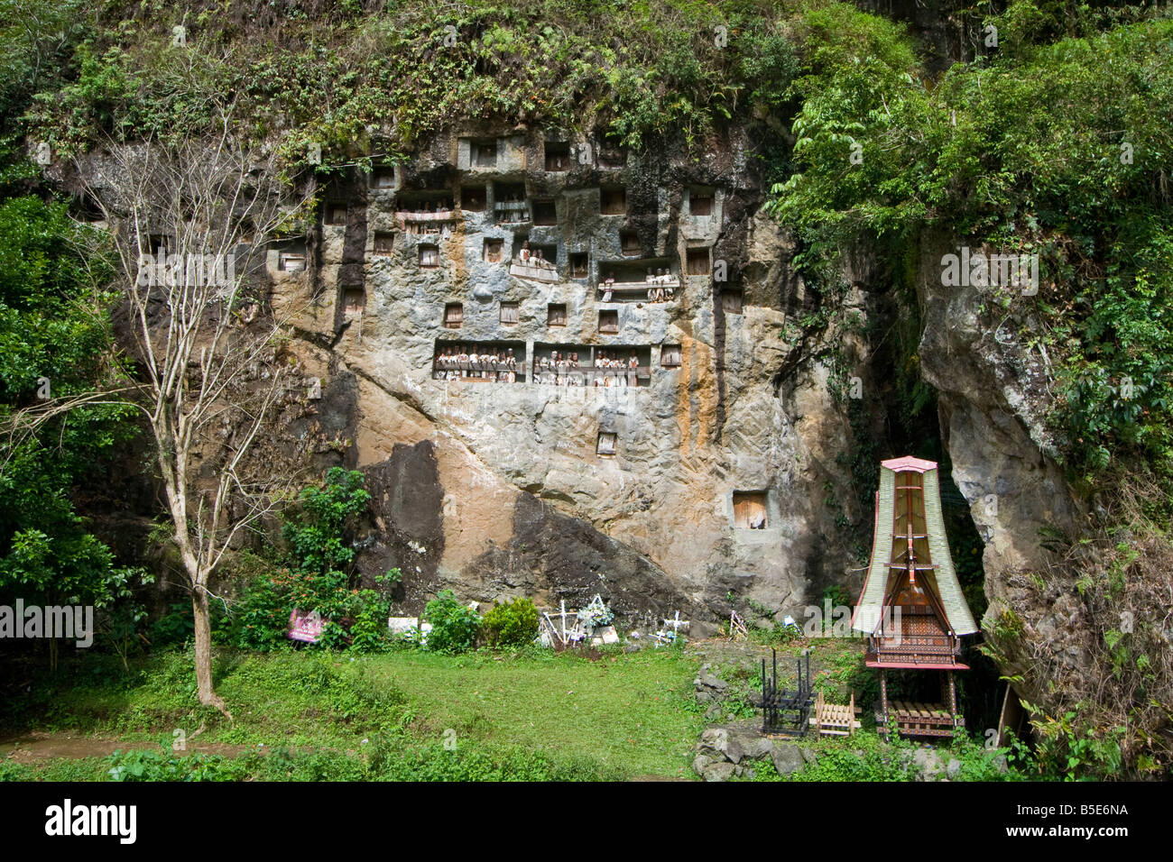 Funerary Tau Tau Effigies and Cave Cemetery in Lemo in Tana Toraja on Sulawesi in Indonesia Stock Photo
