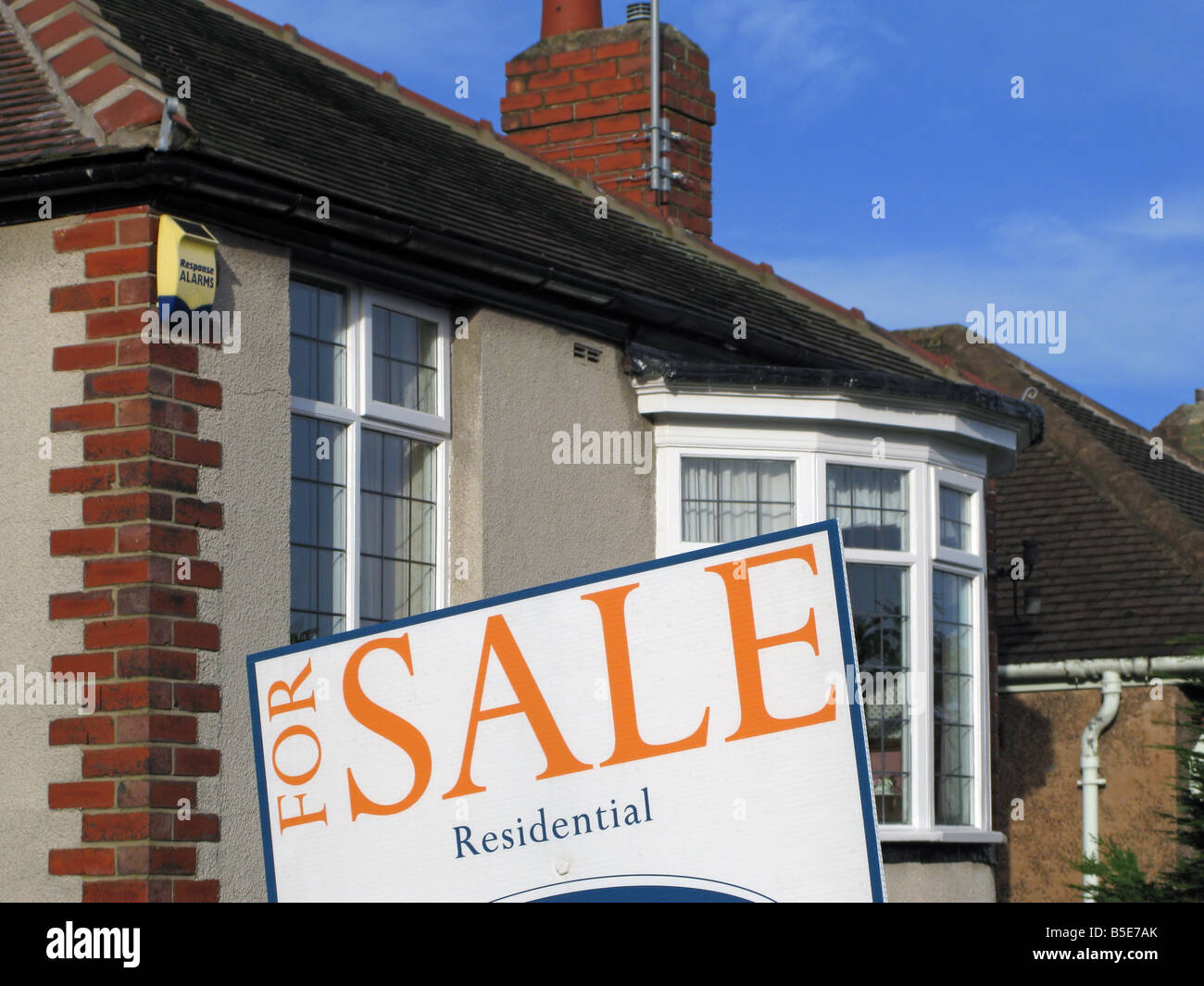 For sale sign outside suburban house Stock Photo - Alamy