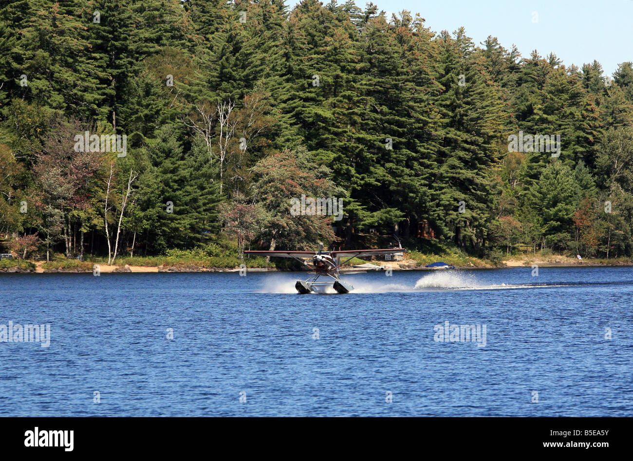 Landing plane on the water hi-res stock photography and images - Alamy